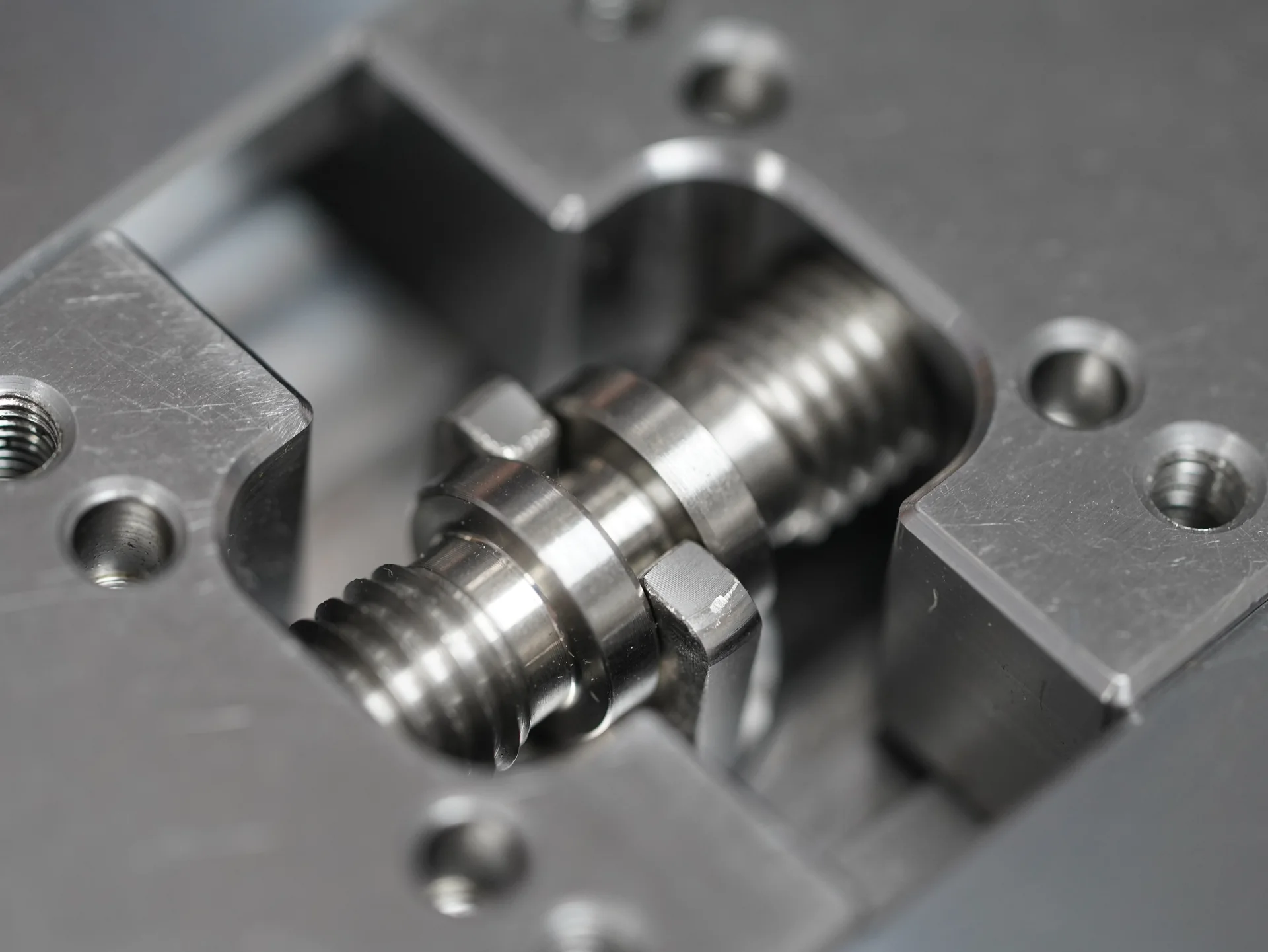 Linked jaw drive mechanism