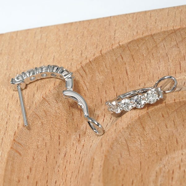 18K white gold diamond earrings, detail view