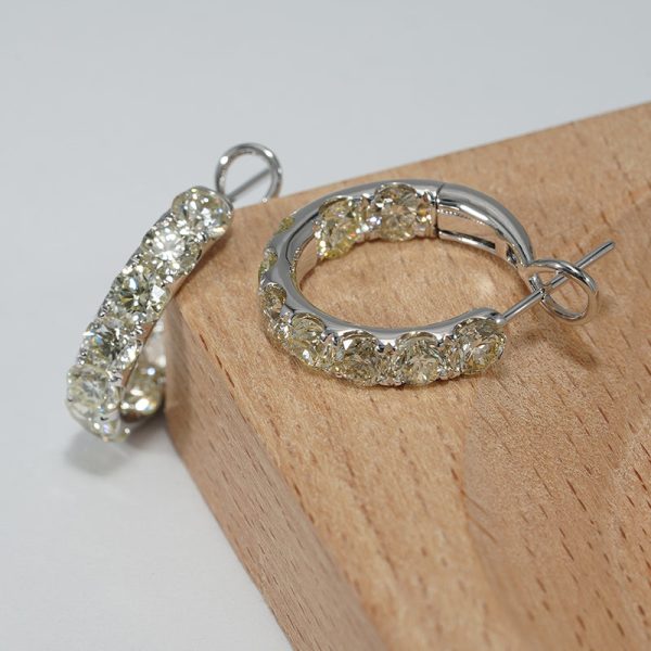 18K white gold diamond earrings, detail view 18K white gold diamond earrings, detail view