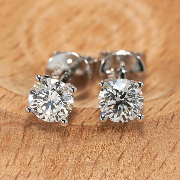 18K white gold diamond earrings, detail view