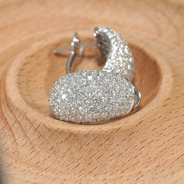 18K white gold diamond earrings, detail view