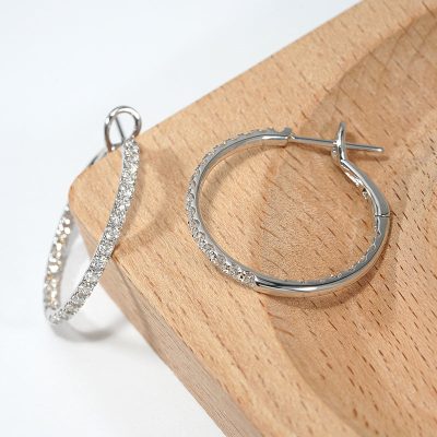 18K white gold diamond earrings, detail view 18K white gold diamond earrings, detail view