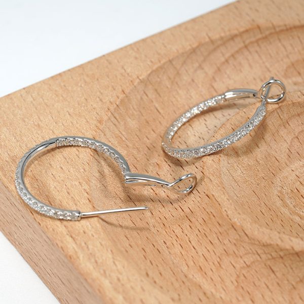 18K white gold diamond earrings, detail view 18K white gold diamond earrings, detail view