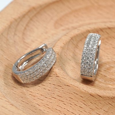 18K white gold diamond earrings, detail view