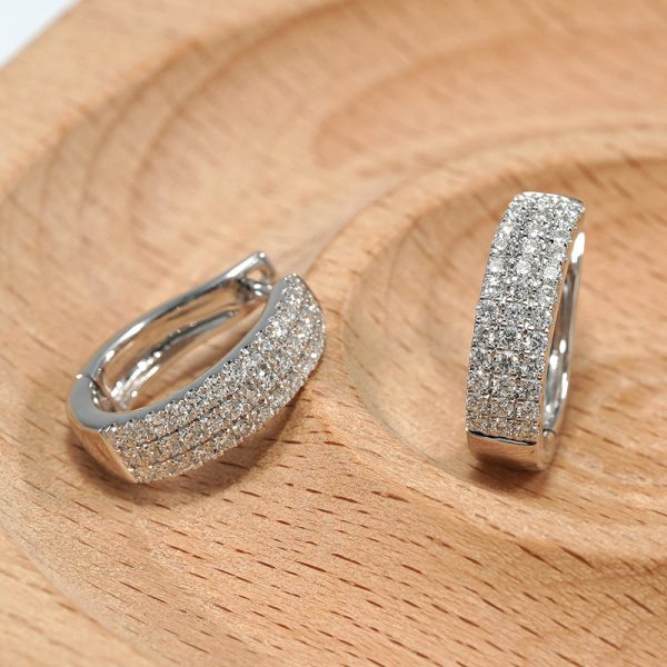 18K white gold diamond earrings, detail view