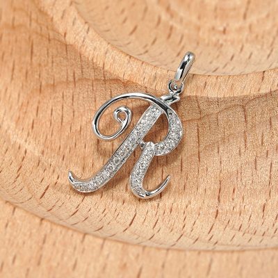 18K white gold diamond pendant, detail view