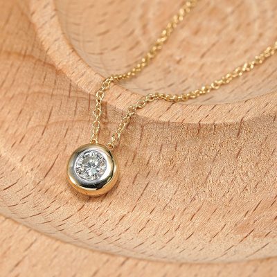 18K yellow gold diamond pendant, detail view 18K yellow gold diamond pendant, detail view